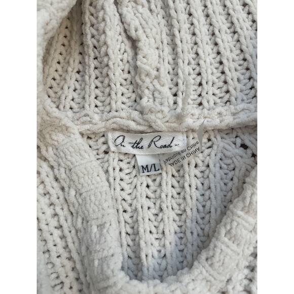 Cropped hooded cream knit sweater - Picture 3 of 4